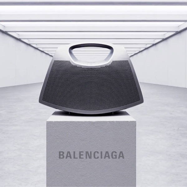 Balenciaga lanza al mercado un bolso con altavoz